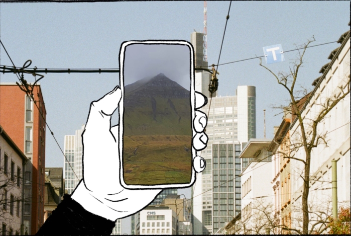 Das Bild ist eine Collage. Im Hintergrund ist das verschwommene Bild einer Stadt mit Hochhäusern. Im Vordergrund hält eine illustrierte weiße, mit schwarzen Linien umrandete, Hand ein Smartphone. Auf dem Smartphone ist ein Bild eines Berges zu sehen.